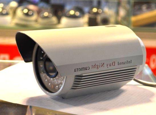 根据对图像质量要求和应用环境的差异，设计上选用不同的摄像机。